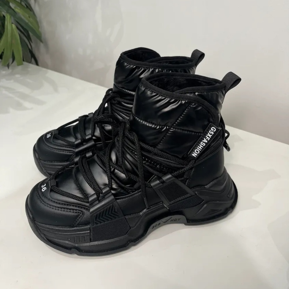 Black snow boots